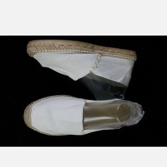 j jill White Canvas Espadrille slip on shoes size 9 womens NEWThe canvas folds - Picture 1 of 9